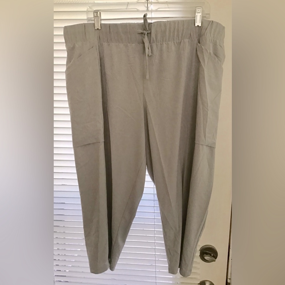 All in motion crop pants in dove gray. Sz. XXL